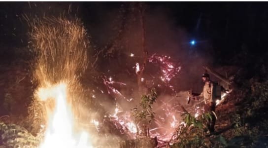 POLSEK MAIWA BERSAMA KORAMIL DAN WARGA PADAMKAN KEBAKARAN LAHAN DI DUSUN MALINO 1 DESA BATU MILA