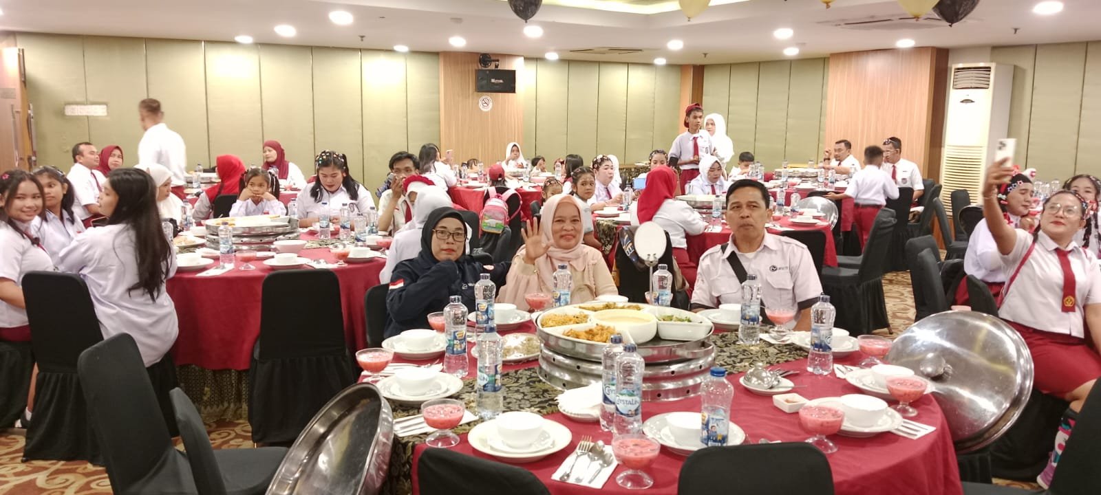 Syukuran Pelepasan SD ke SMP Keluarga Pipi dan Mimi Pererat Silaturahmi