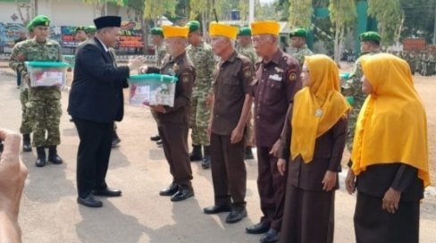Wakil Bupati Enrekang, Serahkan Bingkisan Keanggota Veteran dan Pejuang Kemerdekaan.