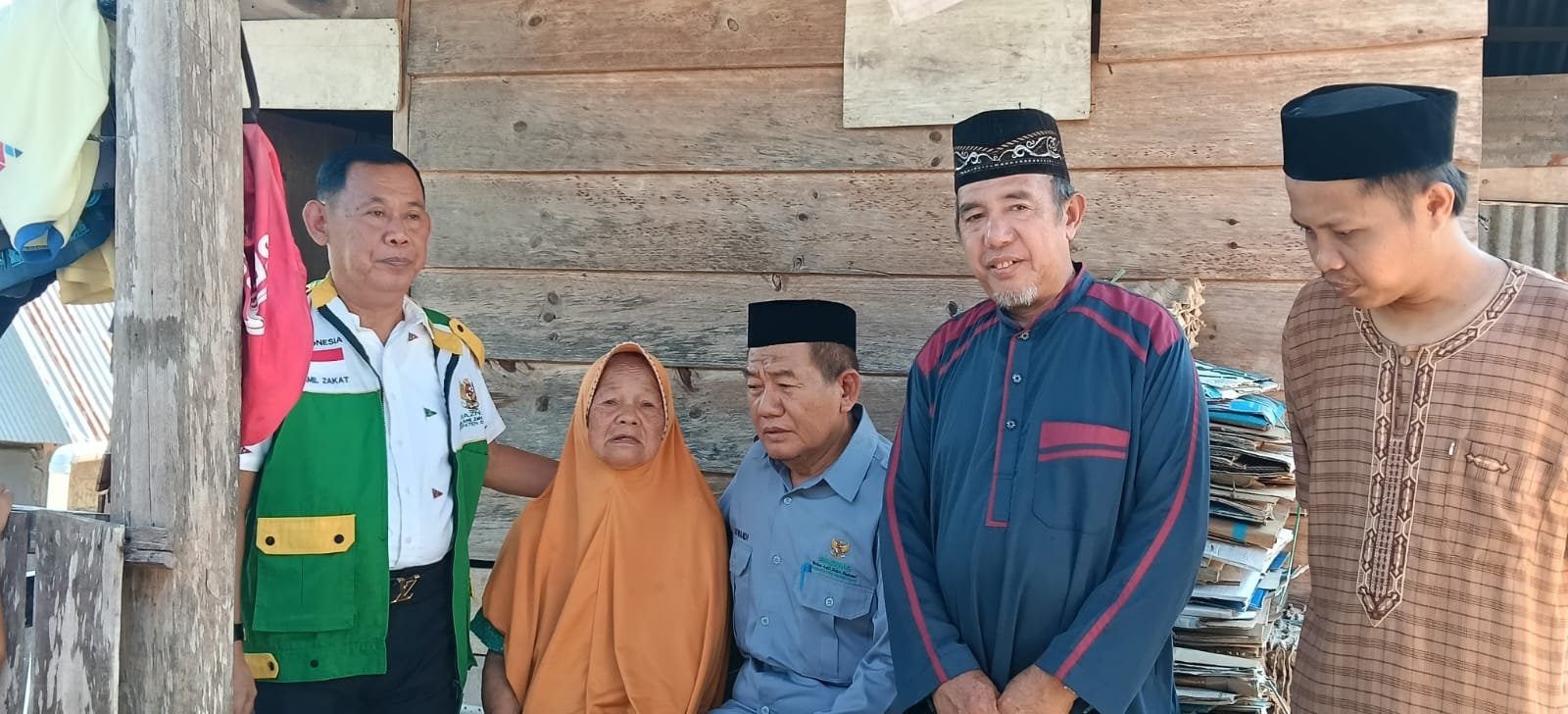 BANTUAN RUMAH LAYAK HUNI DISERAHKAN BAZNAS ENREKANG KEPADA INTAN SURYANI