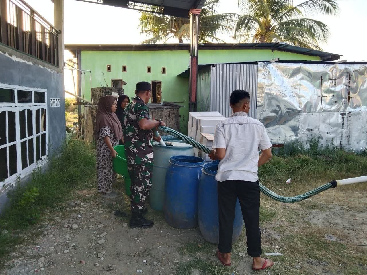 BABINSA PAJUKUKUNG DAMPINGI PENDISTRIBUSIAN BANTUAN AIR BERSIH BAGI WARGA TERDAMPAK KEMARAU