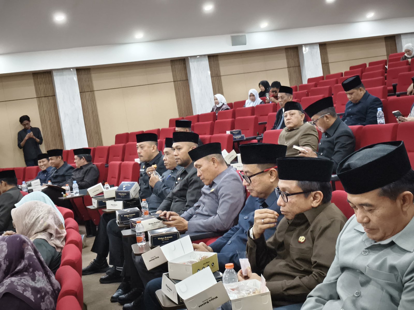 Direktur Utama Perumda Terminal Makassar Metro Hadiri Rapat Paripurna DPRD Kota Makassar
