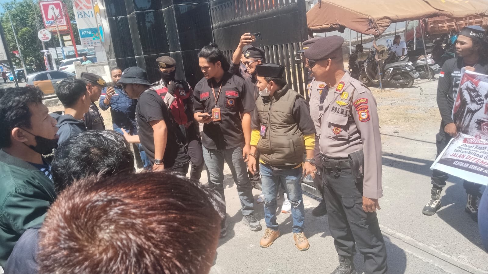 AKSI UNJUK RASA DAMAI DPC LASKAR ANTI KORUPSI INDONESIA (LAKI) DI MAPOLRES JENEPONTO BERUNJUK SOROTAN TAJAM TERHADAP KINERJA  SATRESKRIM DAN SIKAP PERSONIL SAAT MENGAMANKAN MASSA