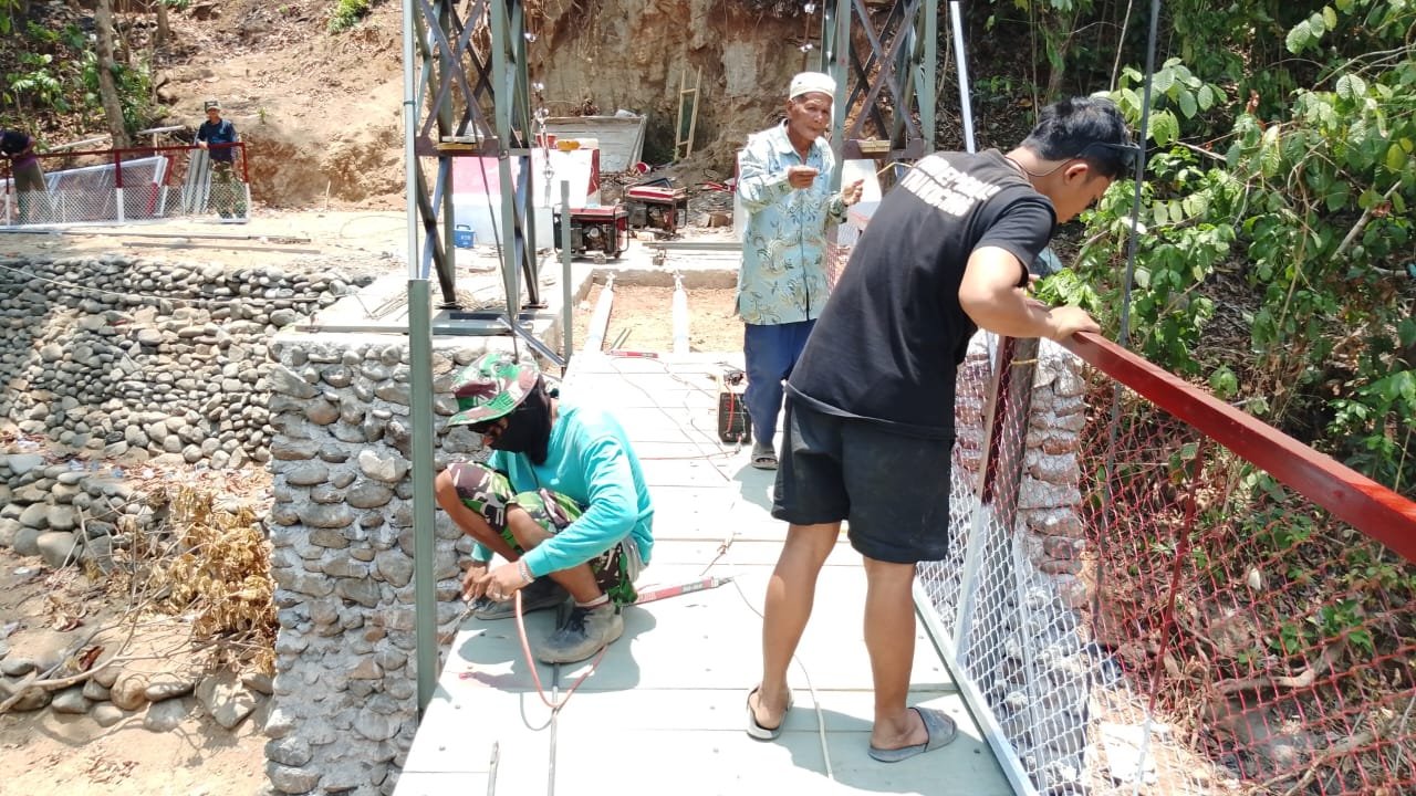 99 Persen Rampung, TNI dan Warga Kebbut Jembatan Gantung Buakkang