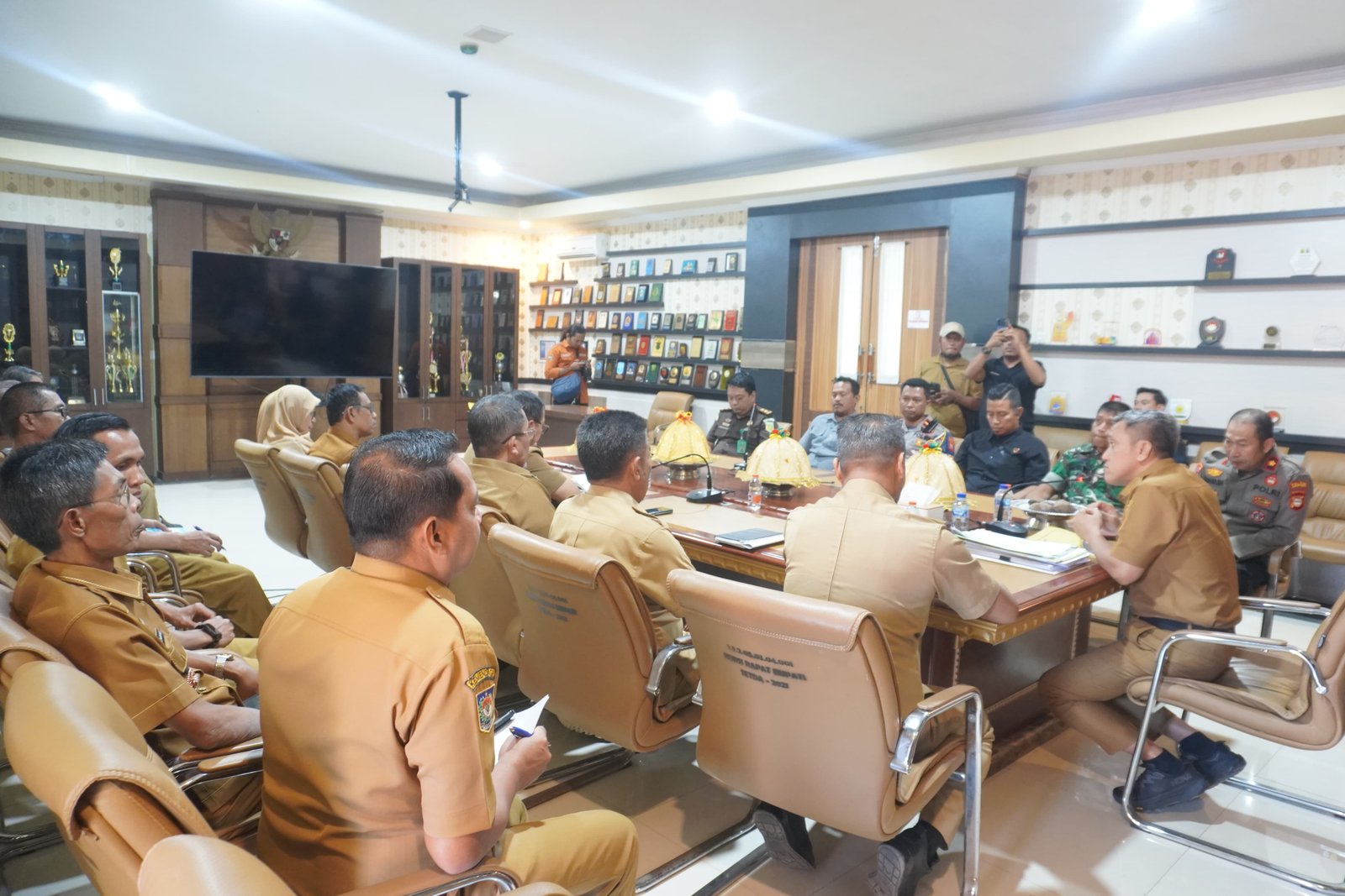 RAPAT FORKOPIMDA BAHAS KELANGKAAN BBM DAN LPG 3 KG, PEMKAB JENEPONTO AMBIL LANGKAH PENANGANAN