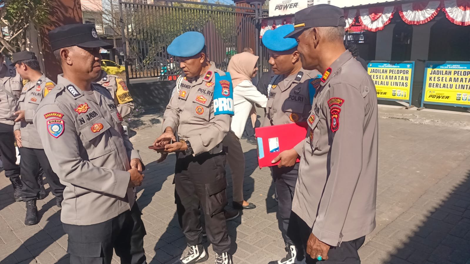 PROVOST POLSEK BIRINGKANAYA PERIKSA HANDPHONE PERSONIL CEGAH JUDI ONLINE