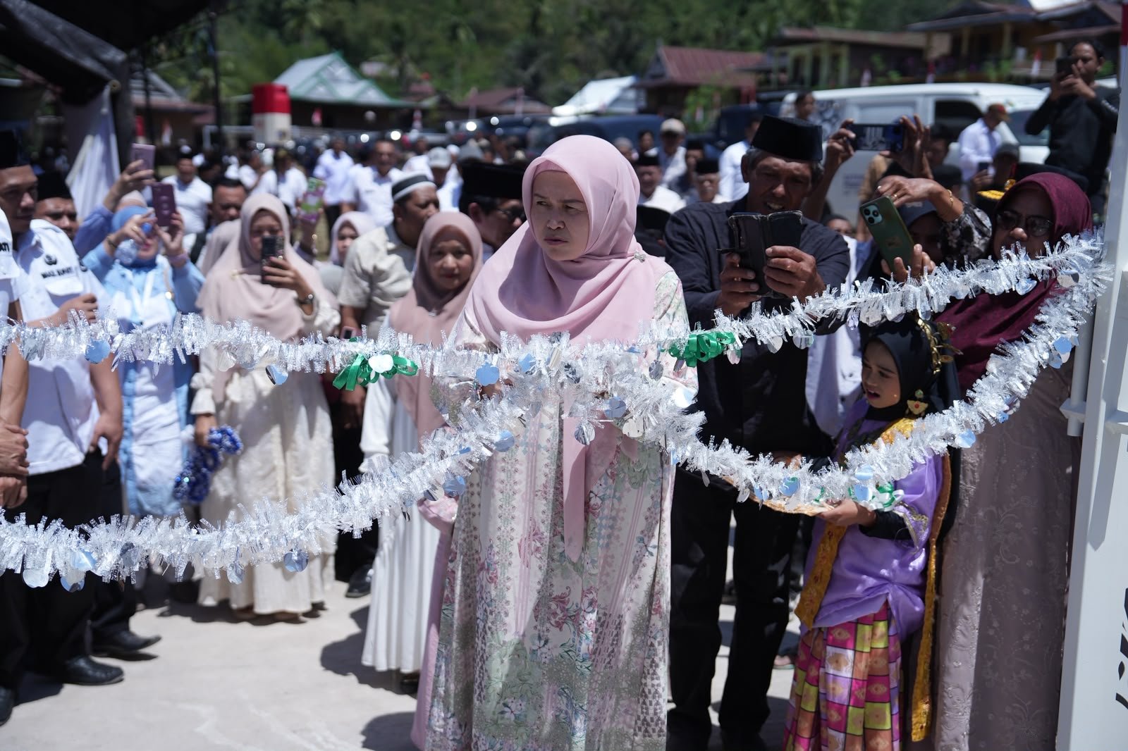 BUPATI DAN WAKIL BUPATI ENREKANG HADIRI SYUKURAN DAN PERESMIAN MASJID DUSUN ROGO CURIO