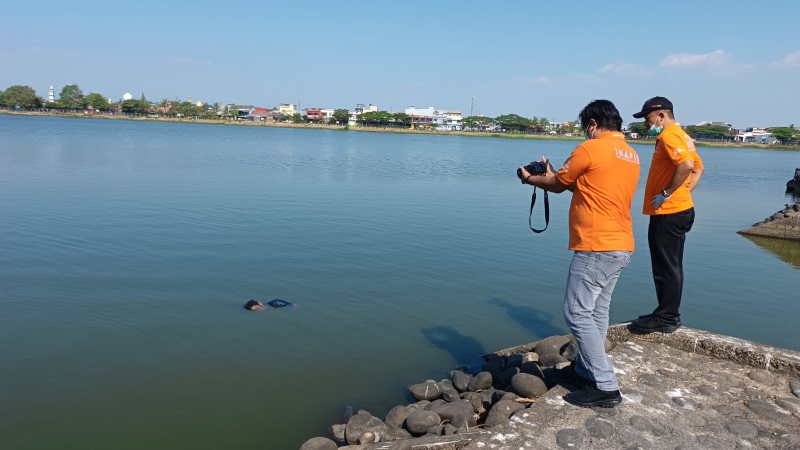 WARGA TEMUKAN MAYAT MENGAPUNG DI WADUK TUNGGU PAMPANG MAKASSAR