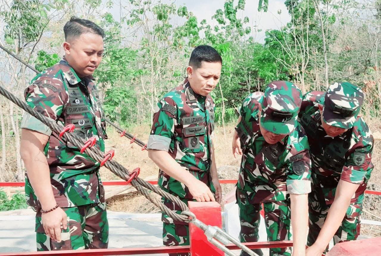 KASDAM XIV/HASANUDDIN TINJAU JEMBATAN PERINTIS GARUDA DI GOWA, PASTIKAN KEAMANAN AKSES WARGA