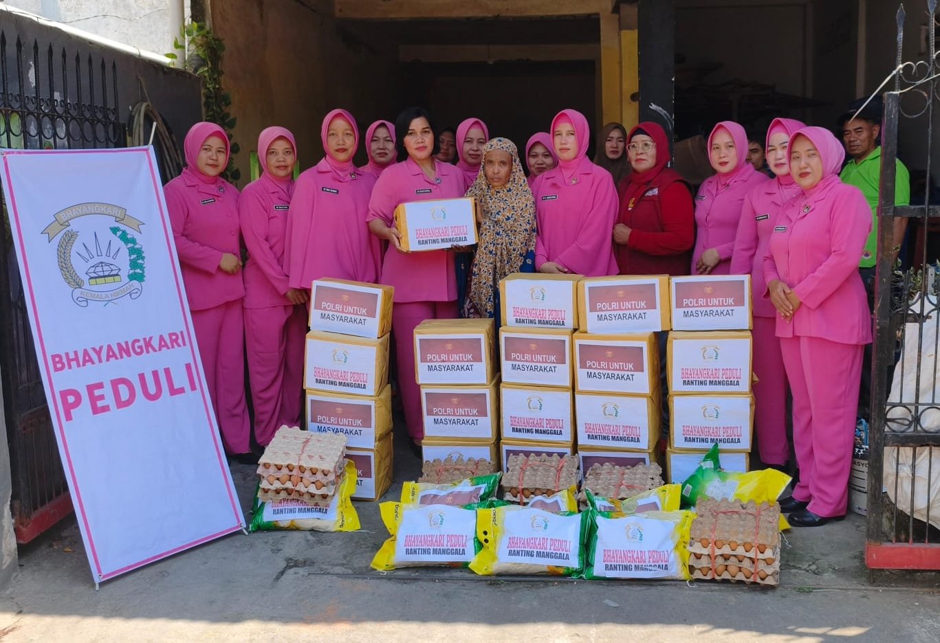 POLSEK MANGGALA DAN BHAYANGKARI PEDULI KORBAN KEBAKARAN