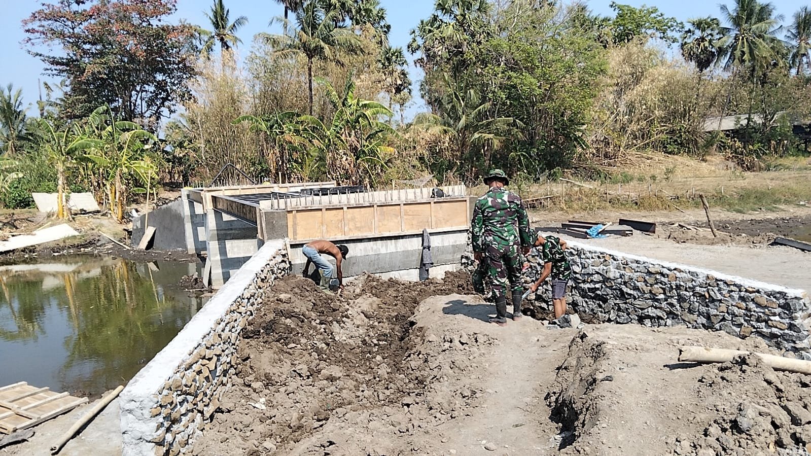 Kemanunggalan TNI-Rakyat Nyata dalam Pengerjaan Jembatan Beton Dusun Jatia