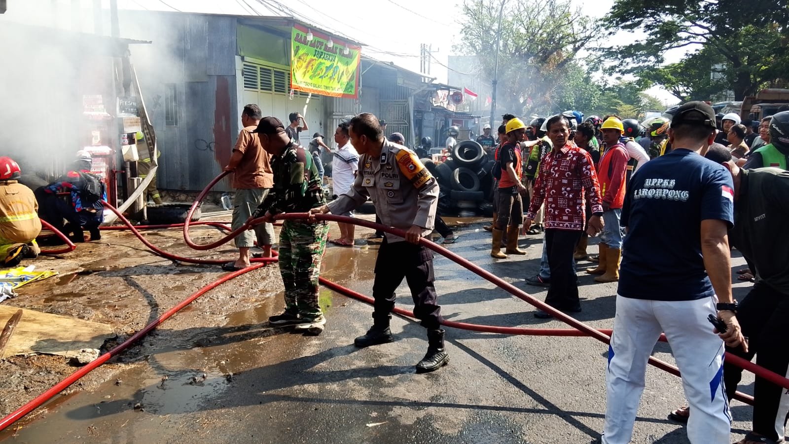 KEBAKARAN 8 KIOS DAN 1 RUMAH DIJALAN PERINTIS KEMERDEKAAN KM 17