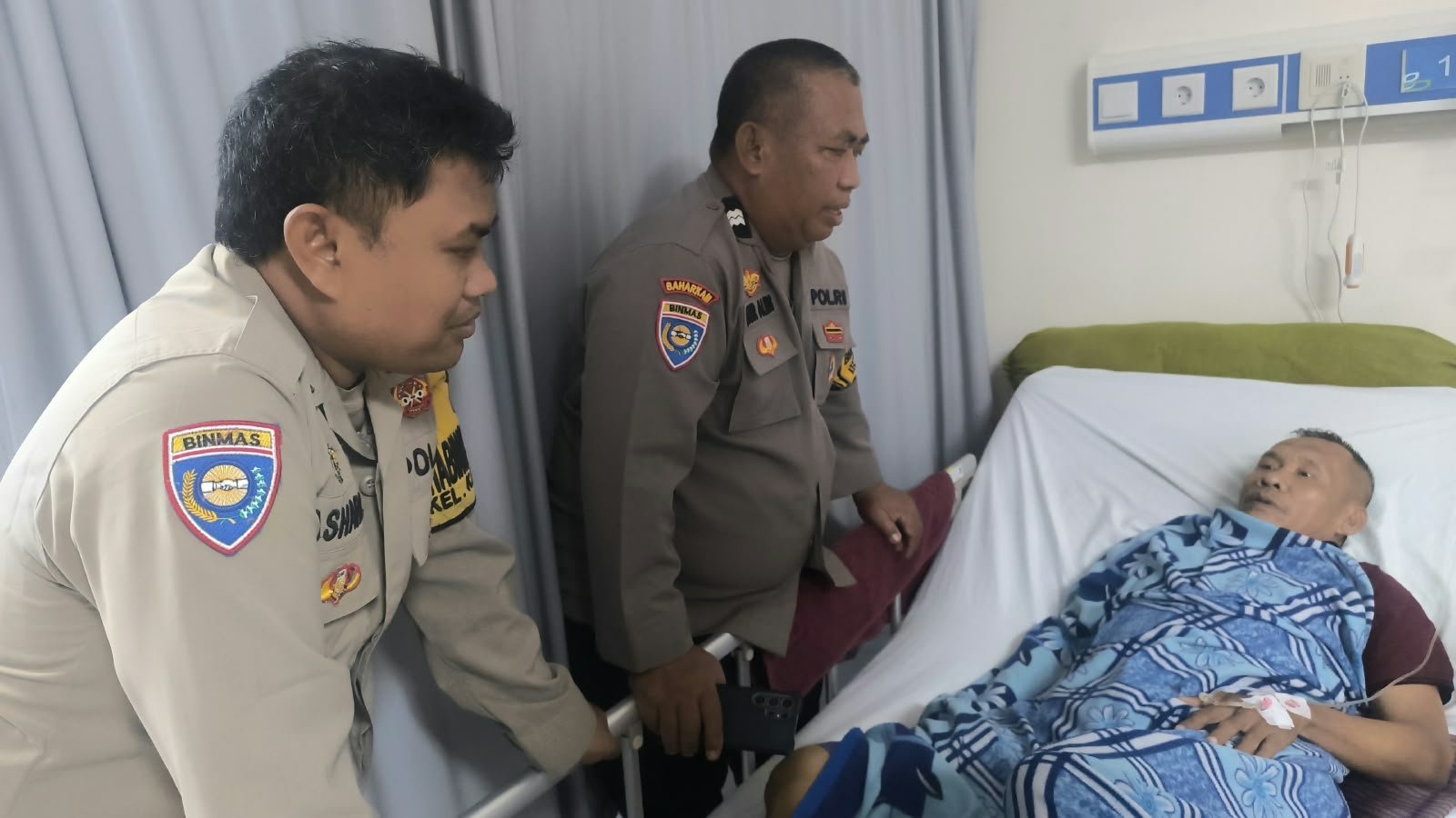 SOLIDARITAS ANTAR ANGGOTA BHABINKAMTIBMAS JAJARAN POLSEK BIRINGKANAYA BESUK REKAN YANG SEDANG SAKIT