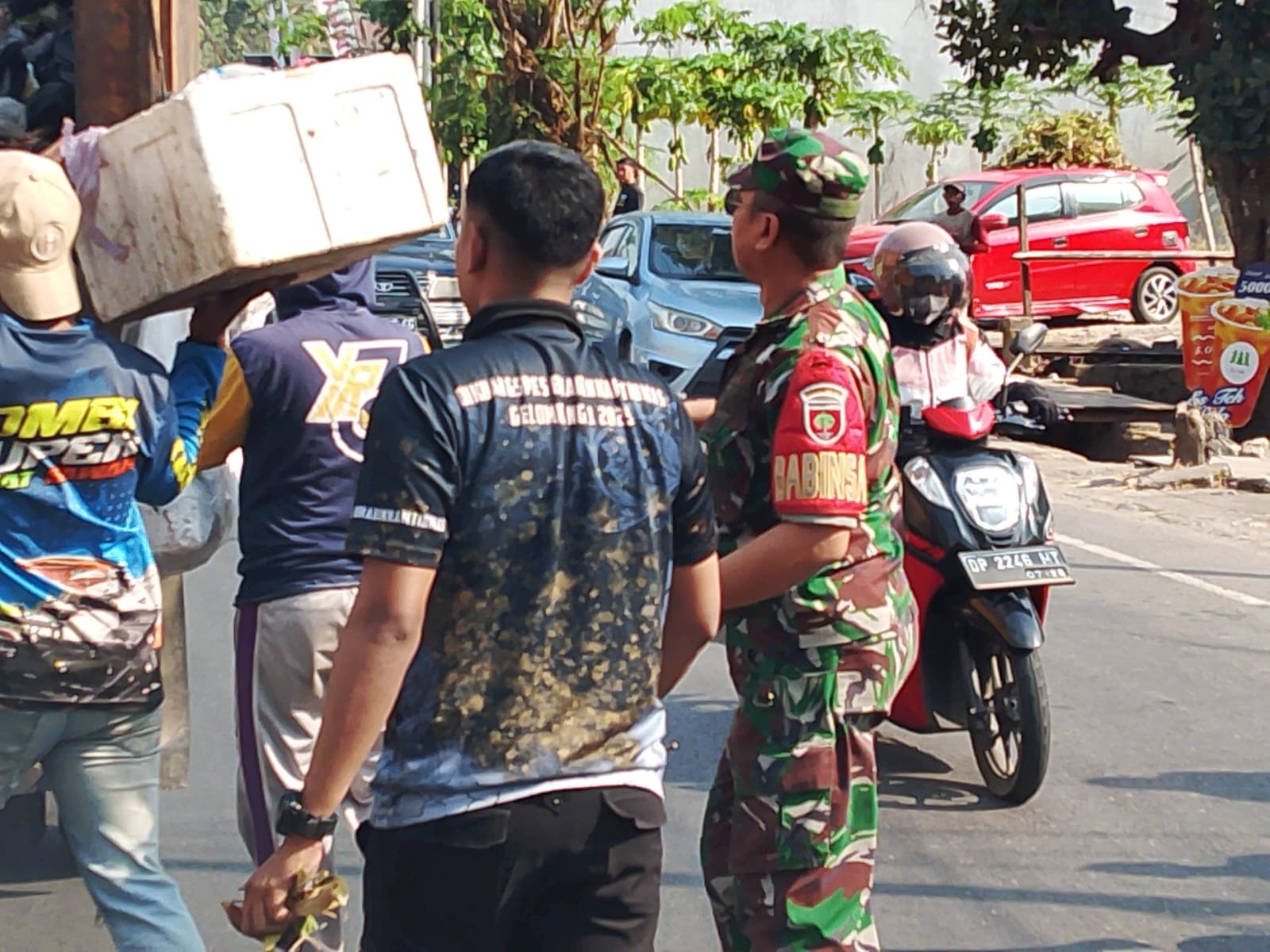 Babinsa Koramil 1419-02/Enrekang Ikut Kerja Bakti Mapaccing, Wujudkan Lingkungan Bersih dan Sehat