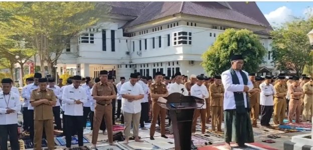 SALAT ISTISQA MEMOHON HUJAN DAN BERKAH DI GELAR DI HALAMAN KANTOR BUPATI ENREKANG