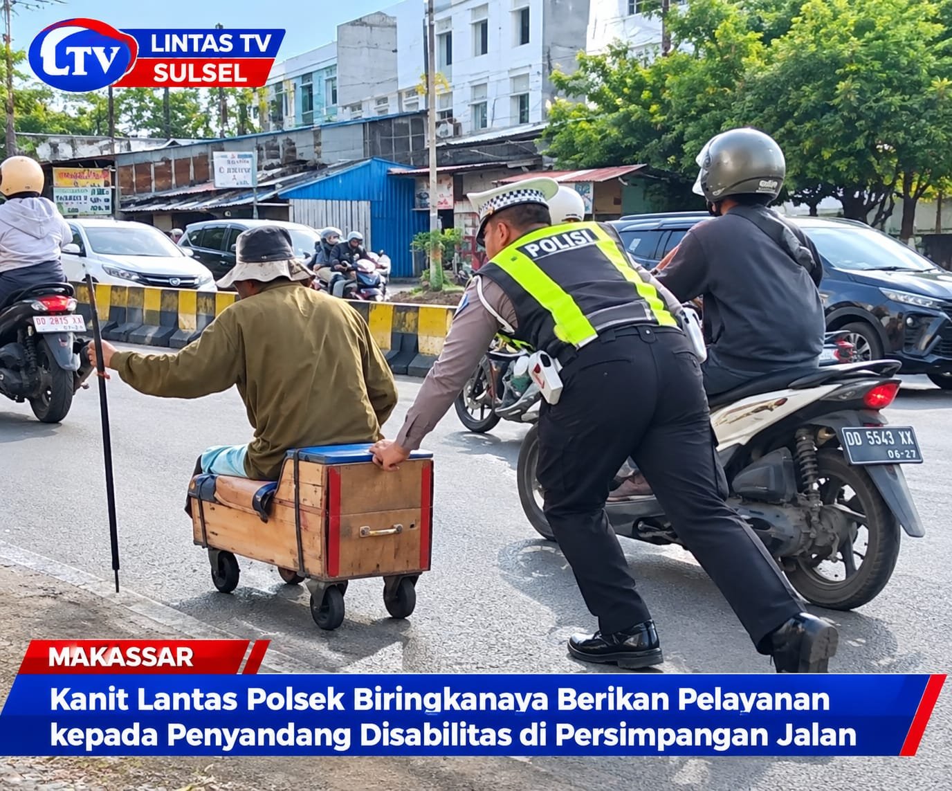 KANIT LANTAS BIRINGKANAYA BANTU PENYANDANG DISABILITAS DI PERSIMPANGAN JALAN