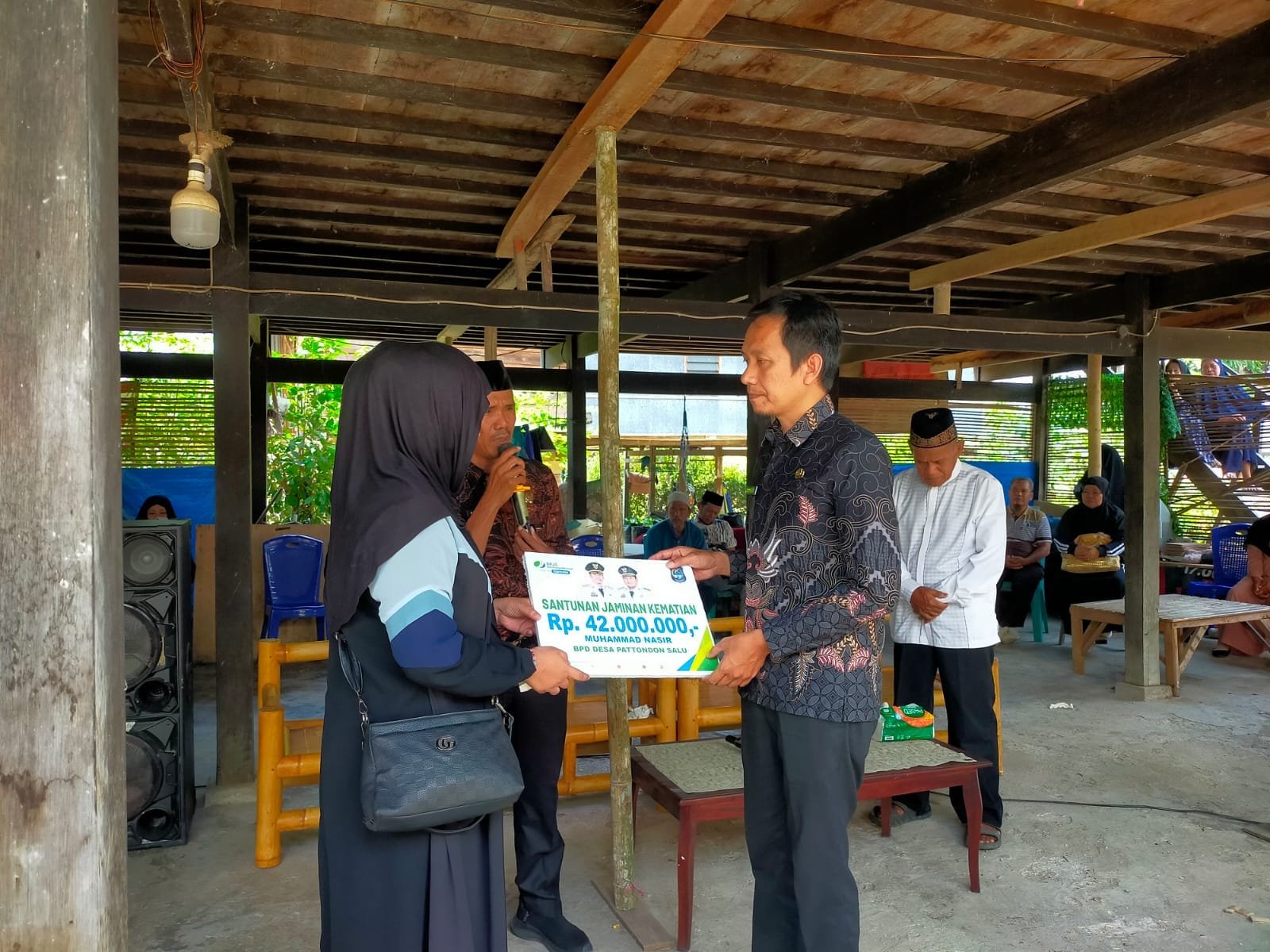 Wujud Nyata Kepedulian, BPJS Ketenagakerjaan Serahkan Santunan Jaminan Kematian Bagi Anggota BPD Desa Pattondonsalu Enrekang