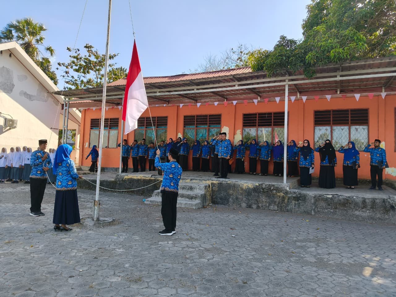 PARA GURU SMAN 7 JENEPONTO PELAKSANA UPACARA HUT RI KE-81