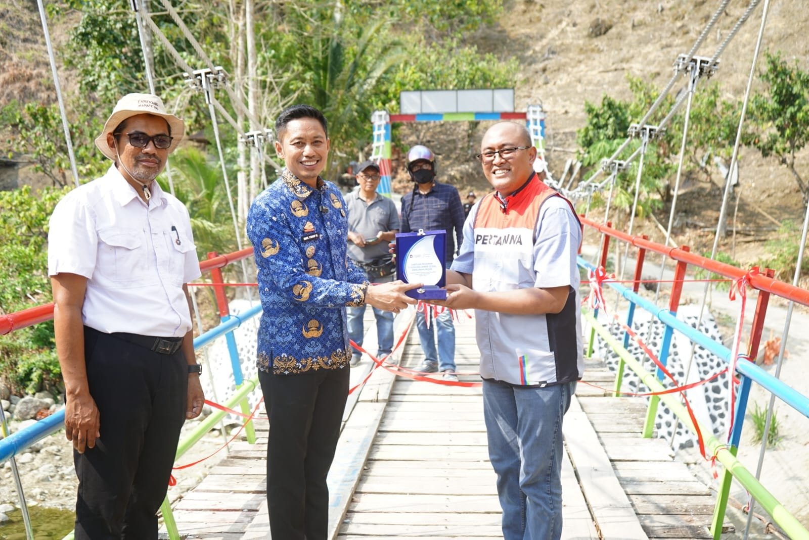 BUPATI ENREKANG RESMIKAN JEMBATAN GANTUNG DI DESA KALUPPINI CSR PERTAMINA