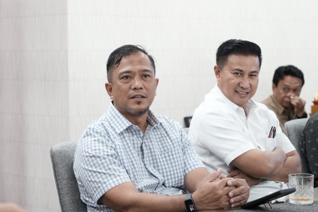DIRUT PERUMDA TERMINAL MAKASSAR METRO DAMPINGI WALIKOTA MAKASSAR DALAM PERTEMUAN BERSAMA TRANS JAKARTA