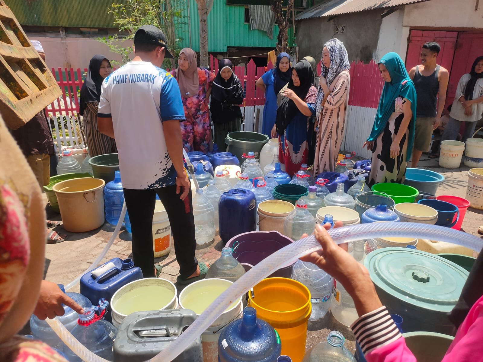 DI TENGAH TERIK KEMARAU WARGA BONTOA RELA ANTRE DEMI SETETES AIR BERSIH