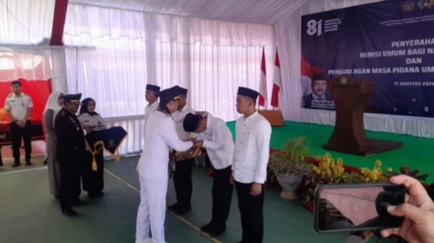 BUPATI ENREKANG SERAHKAN SK REMISI UMUM KEPADA 113 WBP RUTAN ENREKANG DI HUT KEMERDEKAAN KE-81 RI